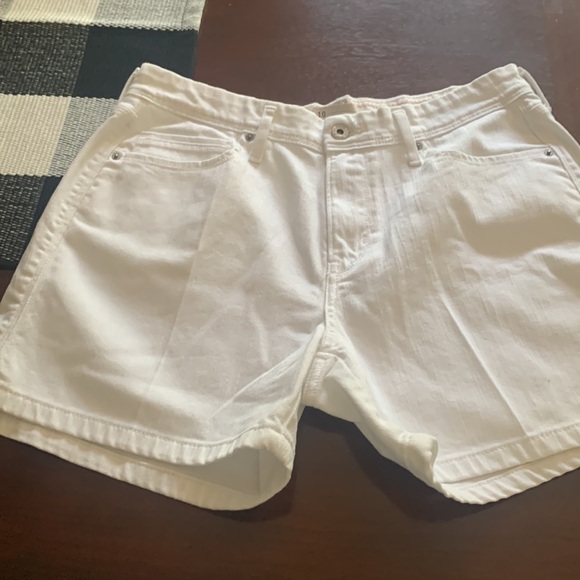 White Levi’s size 10 denim shorts 5-pocket 99% cotton 1% elastane - Picture 9 of 11